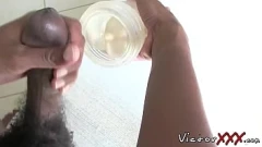 Abspielen Großer schwarzer Hengst präsentiert seinen riesigen Schwanz und sein Fleshlight