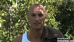 Abspielen Muskulöser schwuler Hengst mit Glatze vergnügt sich mit leidenschaftlicher Masturbation und Fellatio