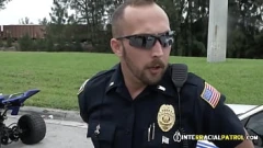 Reproduzir Gangue de três caras uniformizados em um trio interracial fumegante