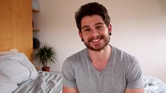 Riproduci Hunk etero sperimenta il sesso anale senza preservativo per la prima volta