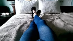 Reproduzir Crossdresser em leggings e saltos fica íntimo