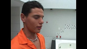 Abspielen Zwei Freunde zusammen unter der Dusche ...
