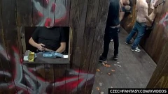 Reproducir Orgía grupal salvaje: MILF rubias y travestis hardcore en una fiesta Gloryhole