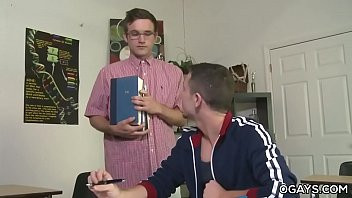 Riproduci Il nerd di classe ha una faccia viziosa, cazzo ..