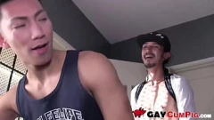 Reproducir Asiático Gay Twink Garganta Profunda Polla Peluda y Toma una Carga