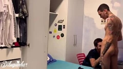Riproduci Il viaggiatore stanco si scatena con un amico in un incontro hardcore