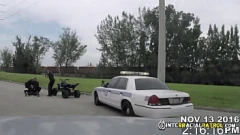 Jouer Étalon noir bourru au service de deux bites blanches rigides en uniforme