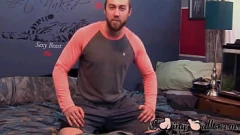 Jouer Le beau mec musclé John Powers : une séance de masturbation en solo torride