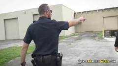 Pandilla de policías rudos atrapan y gangbang aproximadamente interracial al ladrón negro
