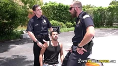 Reproducir Encuentro interracial duro: policías gays con pollas grandes toman sospechoso en un encuentro duro en Hood