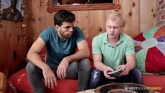 Afspelen Gespierde Hunks Zay Hardy en Leo in intense RAW-seks zonder condoom