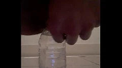 Riproduci Incontro intimo del cowboy gay con una bottiglia d'acqua