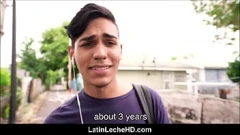 Reproducir Encuentro gay al aire libre de un jovencito latino flaco para recibir dinero de regalo