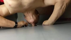 Jouer Amateur gay mature profitant d'une pipe humide à Arcade et recevant une récompense collante