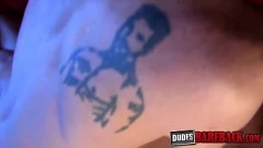 Abspielen Der rohe Schwanz des muskulösen Hengstes gibt Bareback-Halsfick und warmen Cumshot