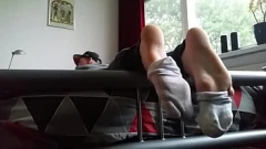 Riproduci Adorazione dei piedi dei calzini sporchi del ragazzo curato - Un'esperienza gay pungente
