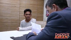 Reproducir Twink asiático recibe un ascenso de 8 pulgadas de su jefe cachondo