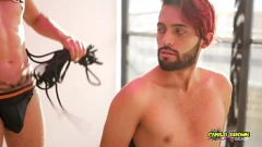 Riproduci Bondage e frustate: Camilo Brown sottomesso da Masked Jock