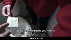 Abspielen Latino-Twink erlebt Doppel-Blowjob auf öffentlicher Toilette