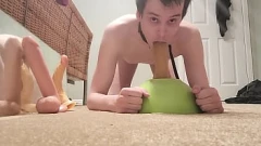 Redă Antrenamentul extrem de dildo a lui Sensual Twink