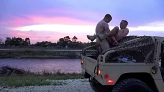 Riproduci Orgia dell'esercito selvaggio: indimenticabile incontro sul campo di battaglia dei soldati gay