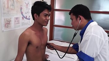 Redă Medicul examinează cu atenție acest pacient, care va trece ..