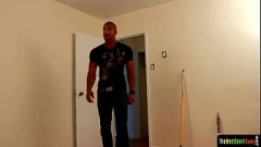 Abspielen Muskulöser schwarzer Hengst bekommt harten Analfick und liefert einen explosiven Cumshot