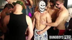 Redă Petrecerea gay musculoși devine sălbatică cu mai multe întâlniri Bareback
