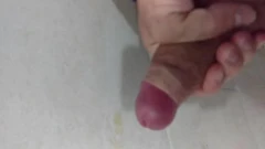 Reproduzir Garanhão Latino Empurra Seu Pau Enorme no Banheiro