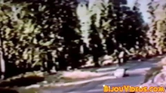Reproducir Trío vintage al aire libre: orgía de corridas gay sin condón