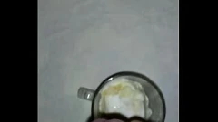 Redă Ursul cu un penis mare trage o ejaculatură delicioasă