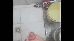 Reproducir Hombre gay musculoso fisting en el baño