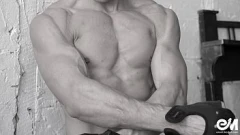 Reproducir Hombre musculoso expone su pene sin cortar en una revelación posterior al entrenamiento