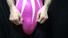 Jouer Masturbation masculine solo en justaucorps et collants roses