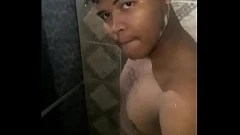 Jouer Jeune minet avec grosse bite se branle sous la douche