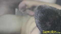 Afspelen De dominante rit van geile halfgod: homo-harige ontmoeting zonder condoom