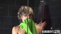 Reproducir Sensual Encuentro Gay: Twinks con Pollas Grandes en una Ducha de Vapor
