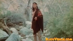 Redă Pereche gay asiatică păroasă în fetiș retro în aer liber 69