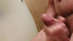 Reproduzir Sessão Gay Solo: Gozada no banheiro