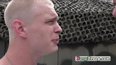 Afspelen Homo-soldaat gedwongen tot gepassioneerde ontmoeting: pijpbeurt en anaal