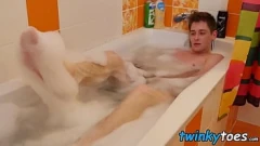Afspelen Sensuele voetfetisj-solo: Magere twink's douchespeeltijd