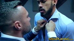 Reproducir Los elegantes empresarios Manuel Skye y Pietro Duarte en un ardiente encuentro anal en la oficina