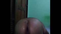 Jouer Solo Boy explore le fétichisme avec une bouteille et des poings : gros cul, ouverture anale et destruction
