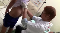Abspielen Dünner asiatischer Twink-Doktor wird für einen Cumshot ohne Gummi gefickt