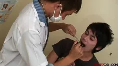 Reproducir Twink asiático criado médicamente por un médico en uniforme