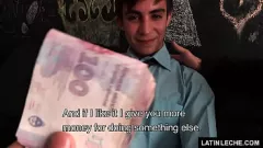 Jouer Un beau minet latin devient coquin lors d'une séance de baise gay intense