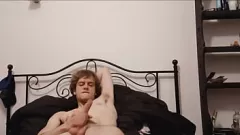Jouer Bored Twink se fait plaisir : une expérience de masturbation en solo