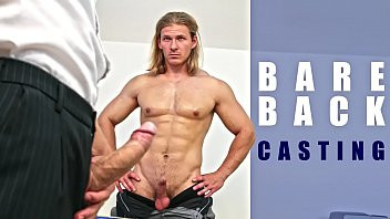 Afspelen Porno gieten naar deze knappe blondine, enorme bareback geneukt!