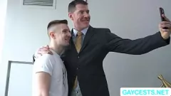 Reproduzir Hung Dilf barebacks Muscular Serg's Tight bunda na intensa sessão de foda gay