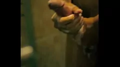 Riproduci Sessione doccia da solista con simpatico twink gay e il suo grosso cazzo